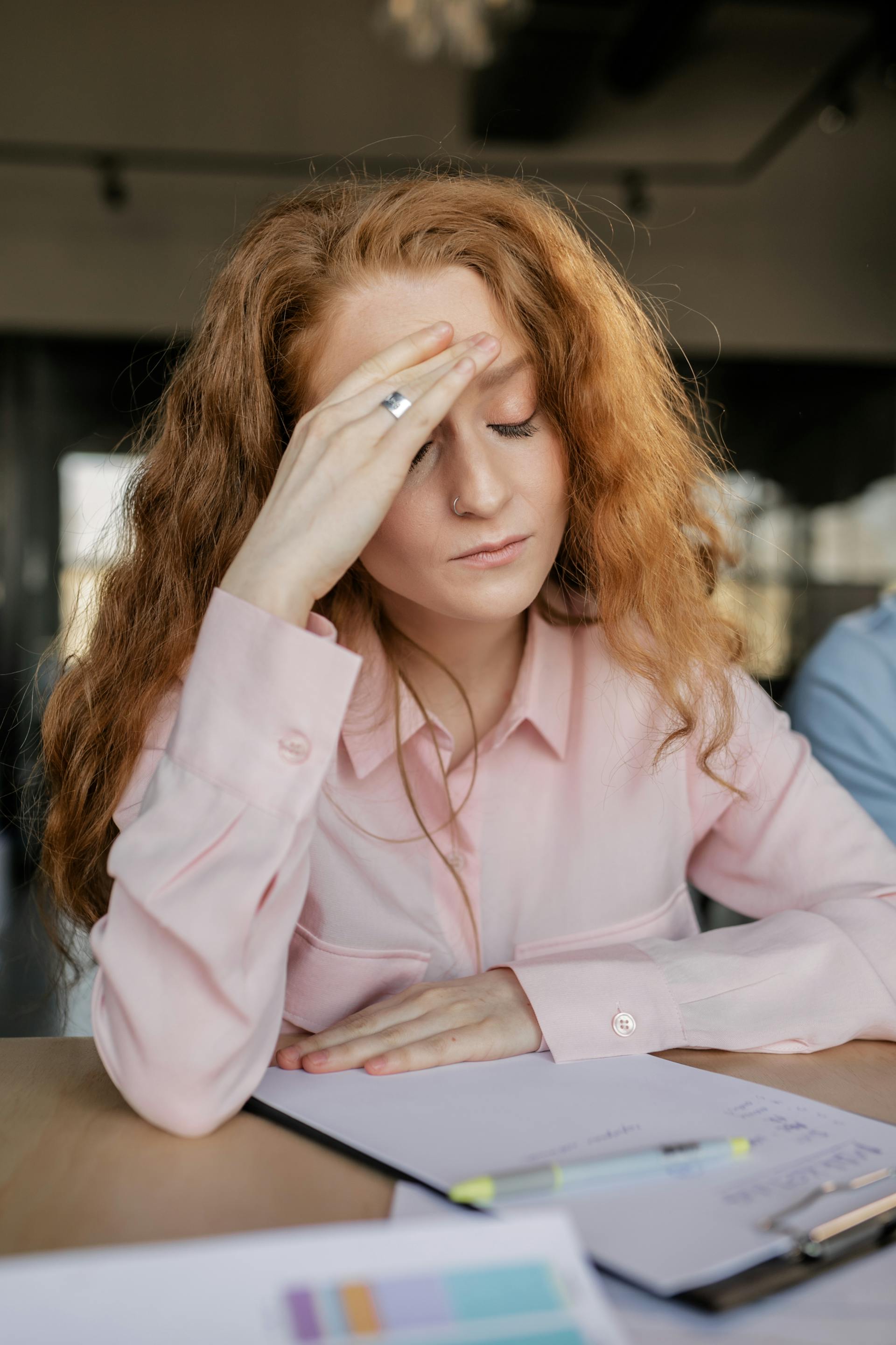 A frustrated young woman | Source: Pexels