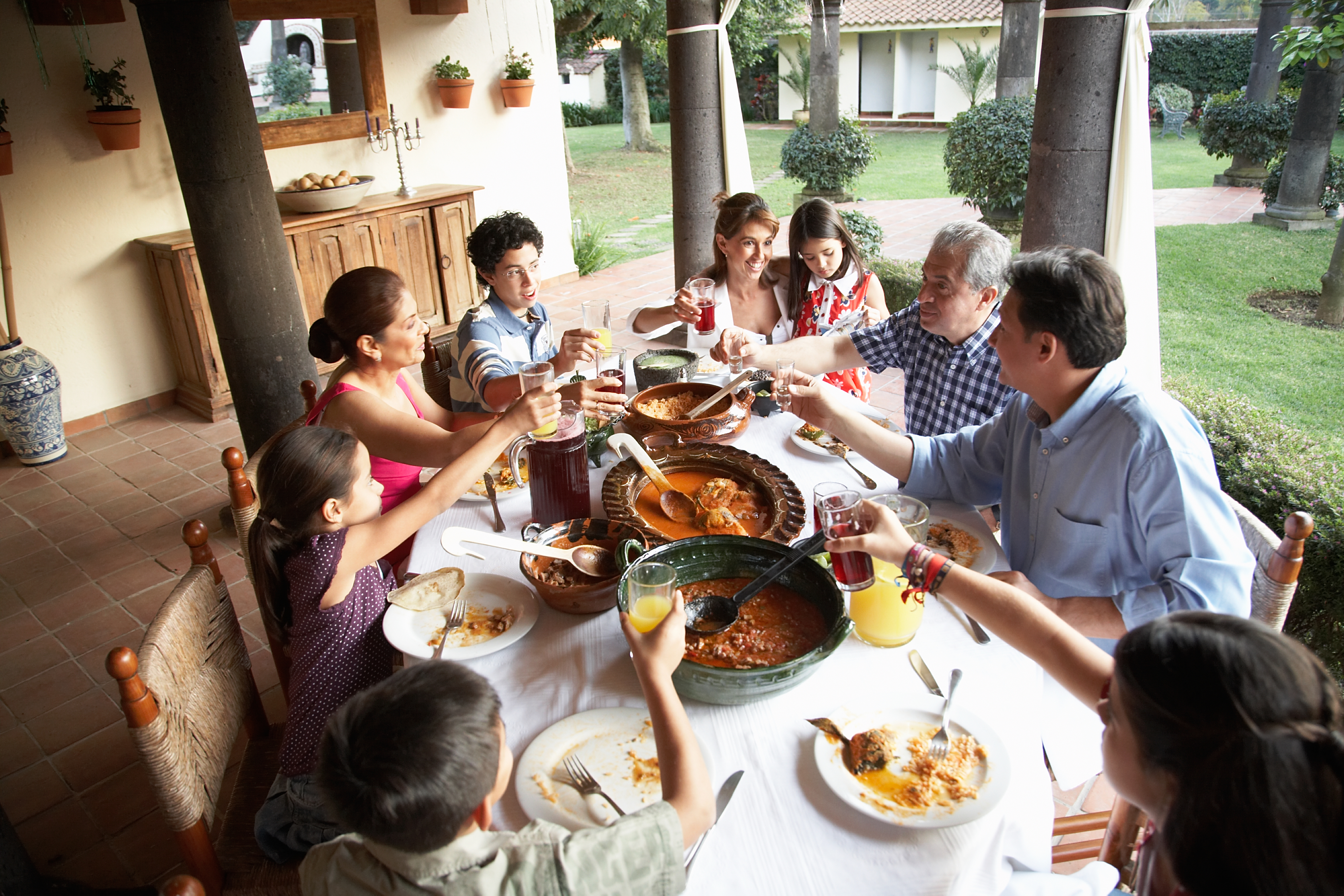 A family dinner | Source: Getty Images