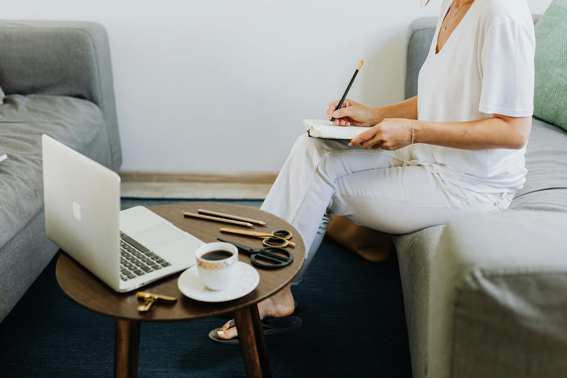 A woman sitting on a couch | Source: Pexels