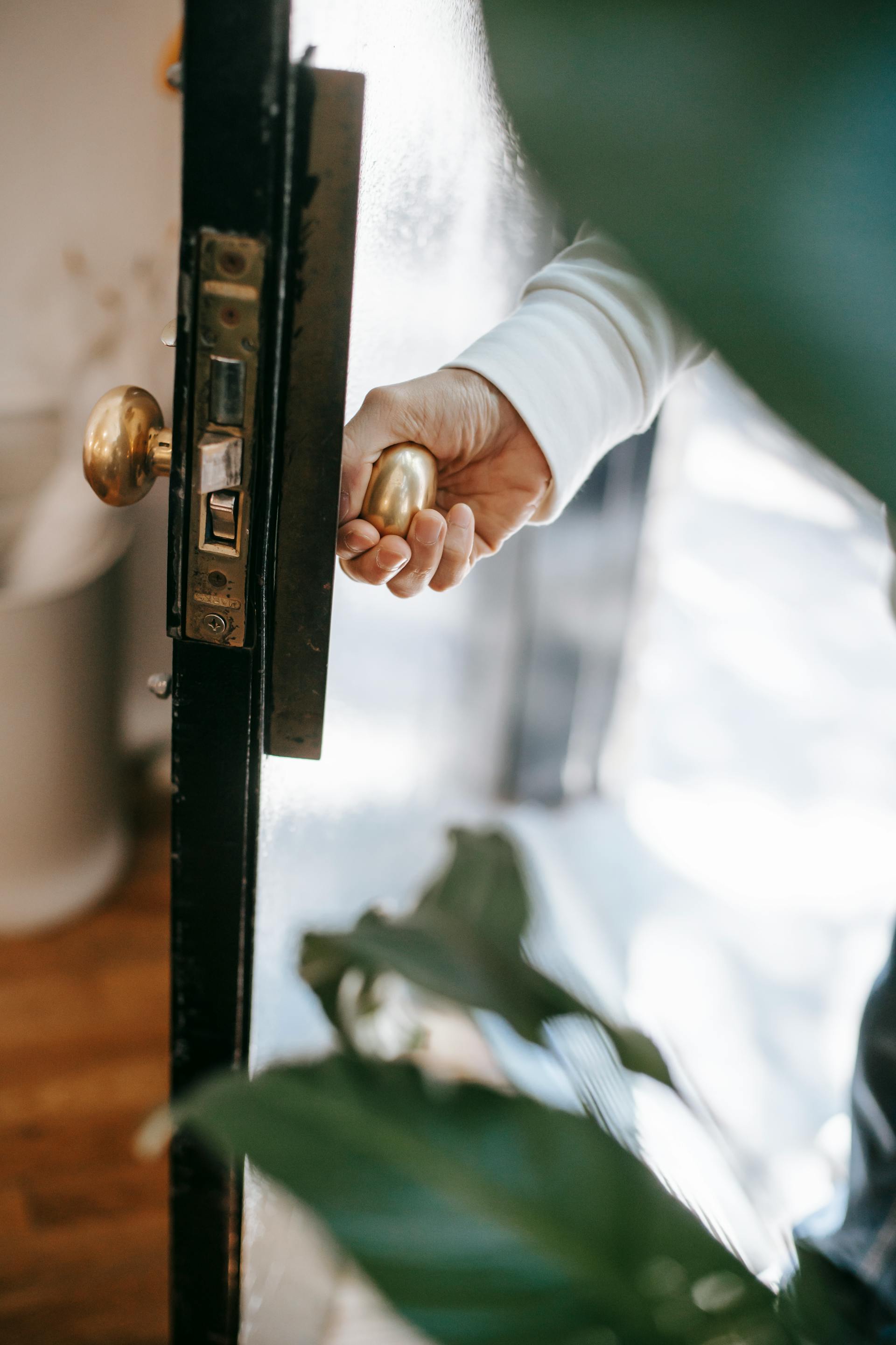 A person opening a door | Source: Pexels