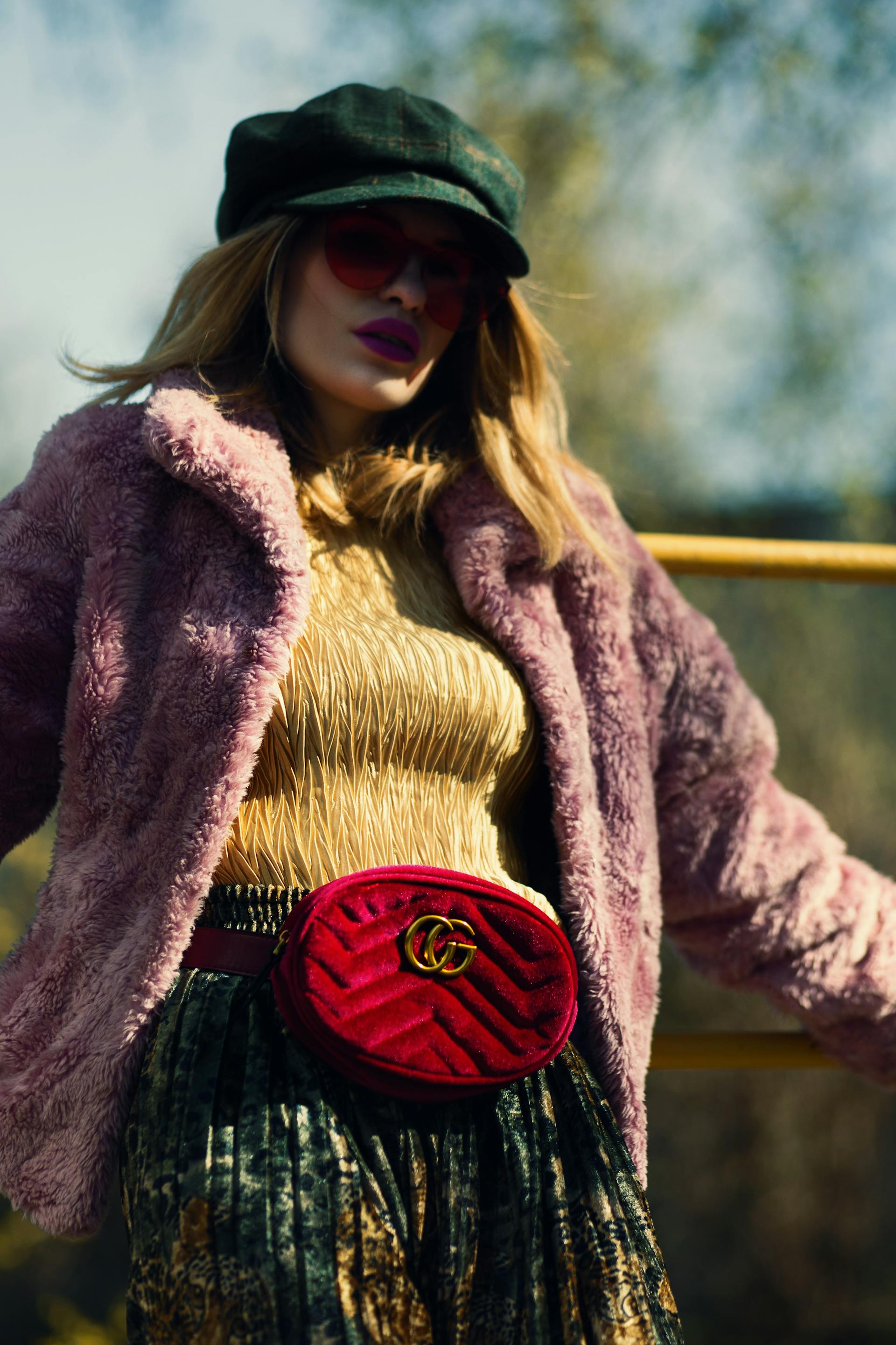 A woman wearing a Gucci bag | Source: Pexels