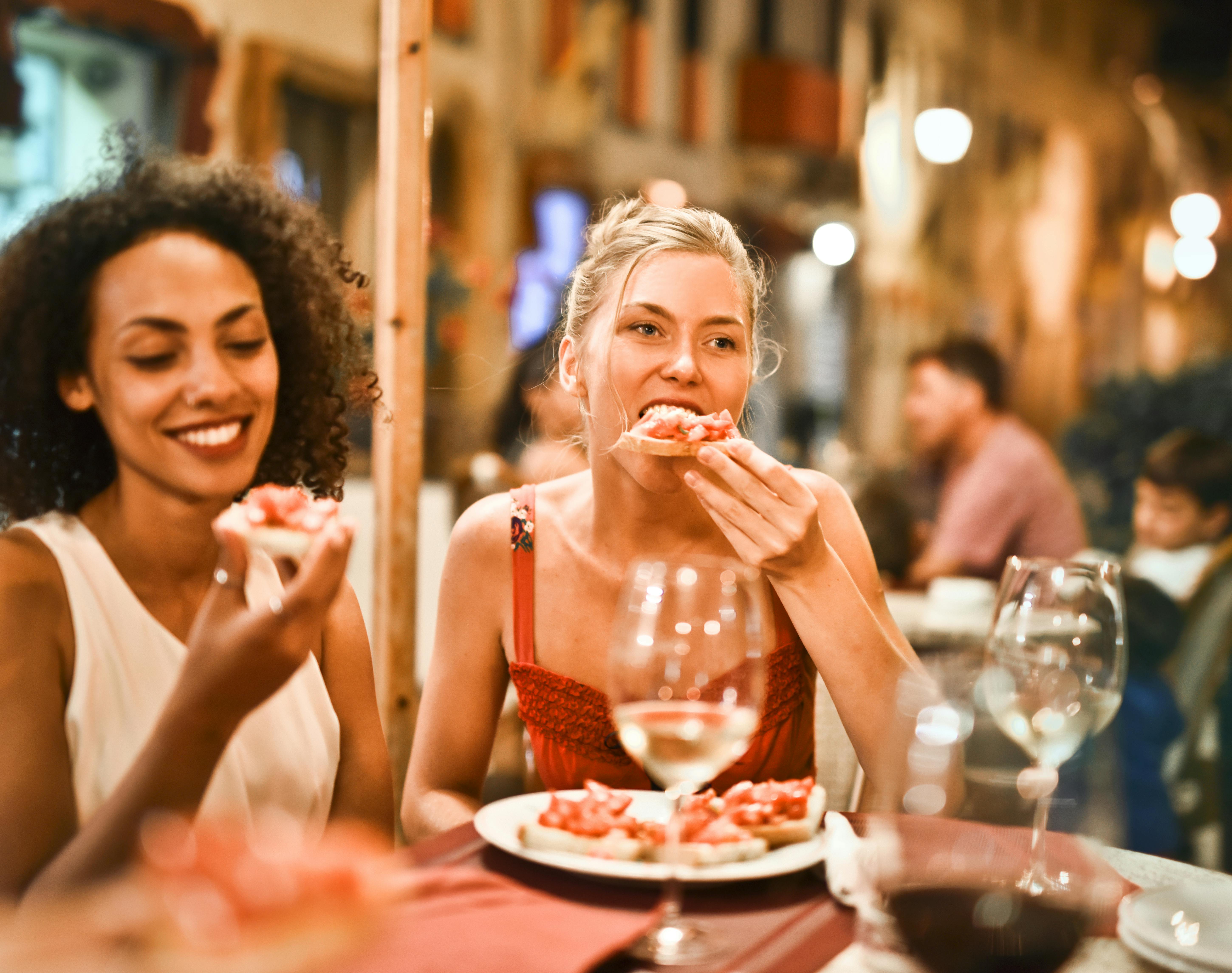 Friends enjoying dinner and drinks | Source: Pexels