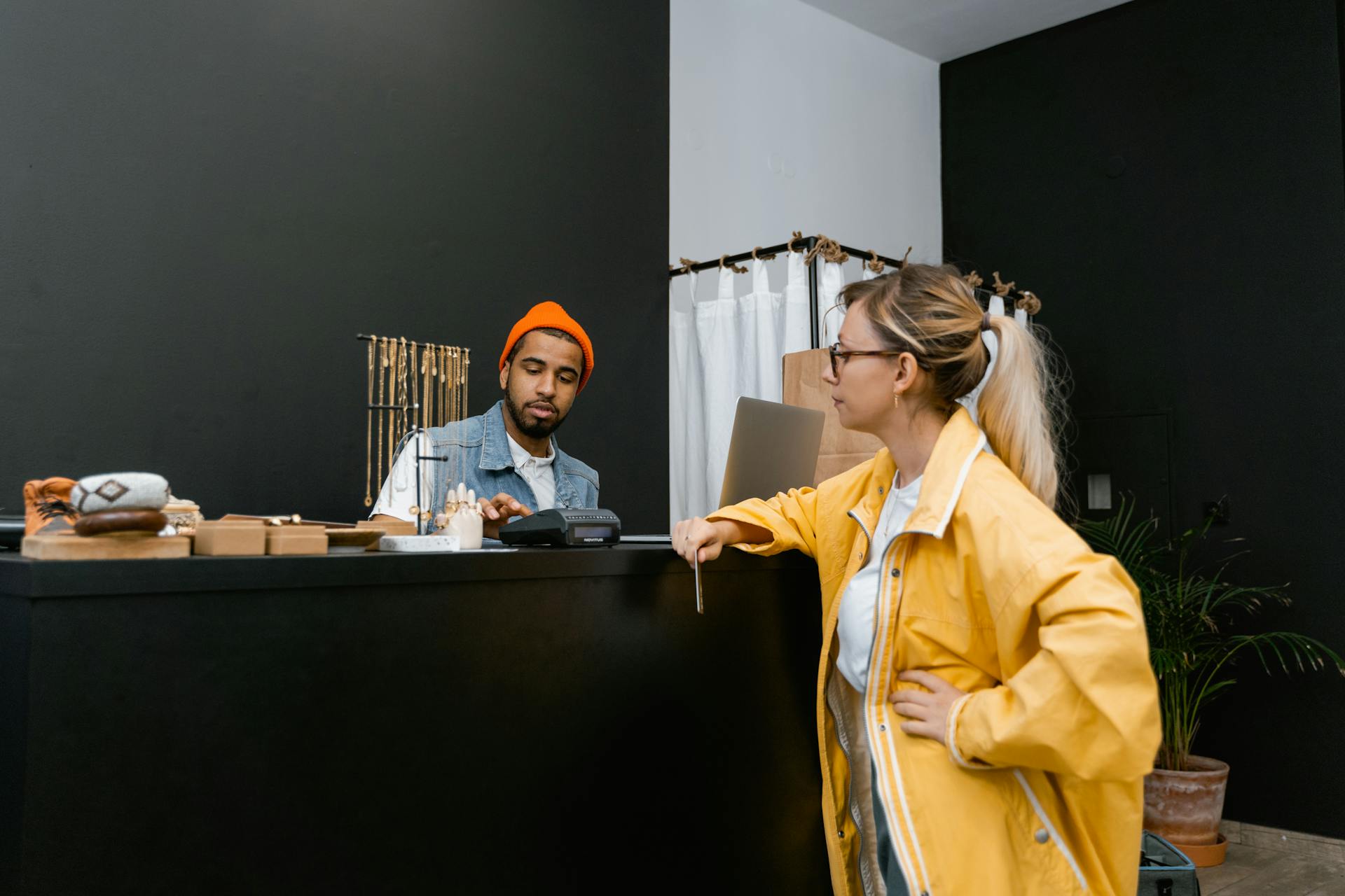 A woman speaks to a shop assistant | Source: Pexels