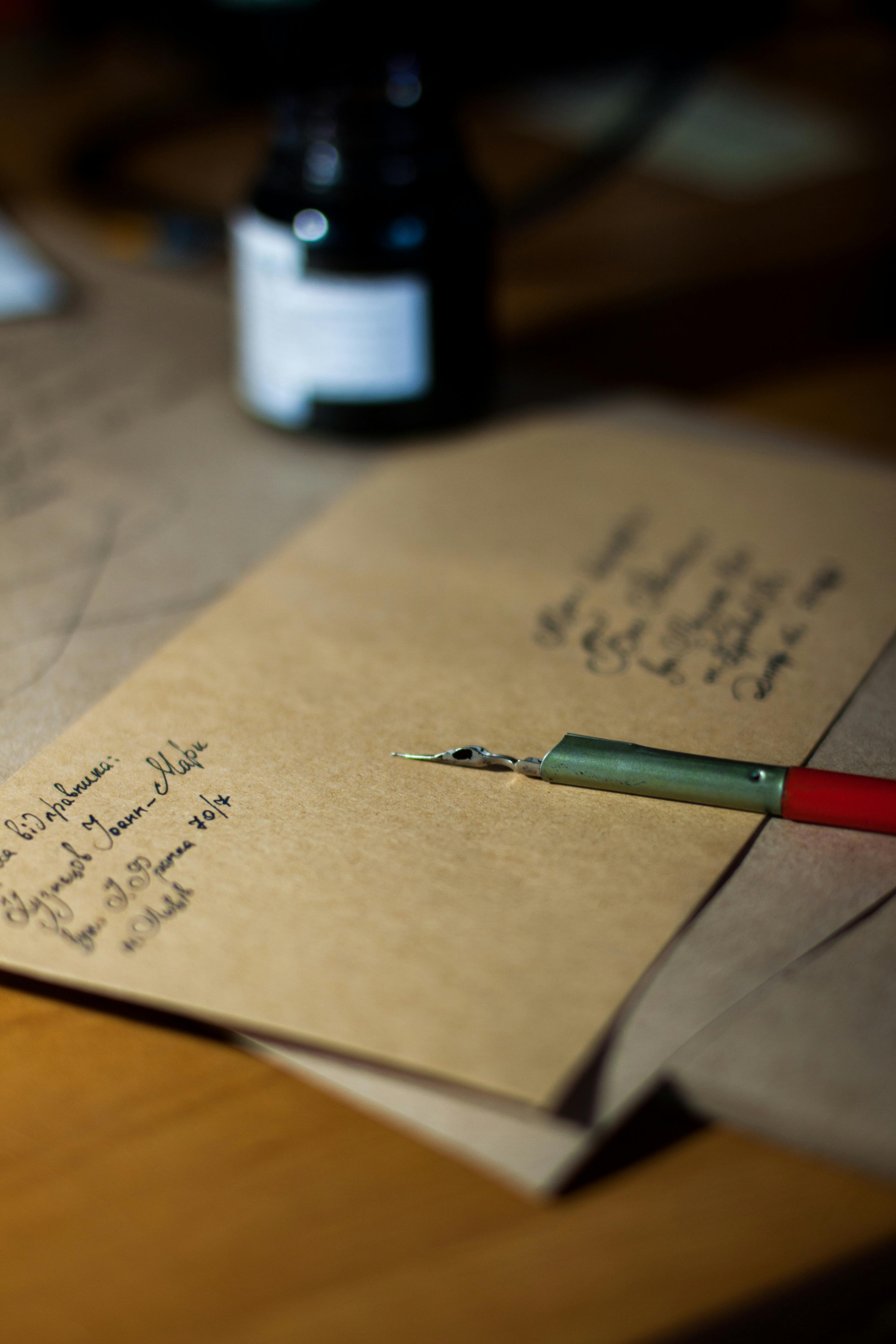 A letter and an ink pen | Source: Pexels