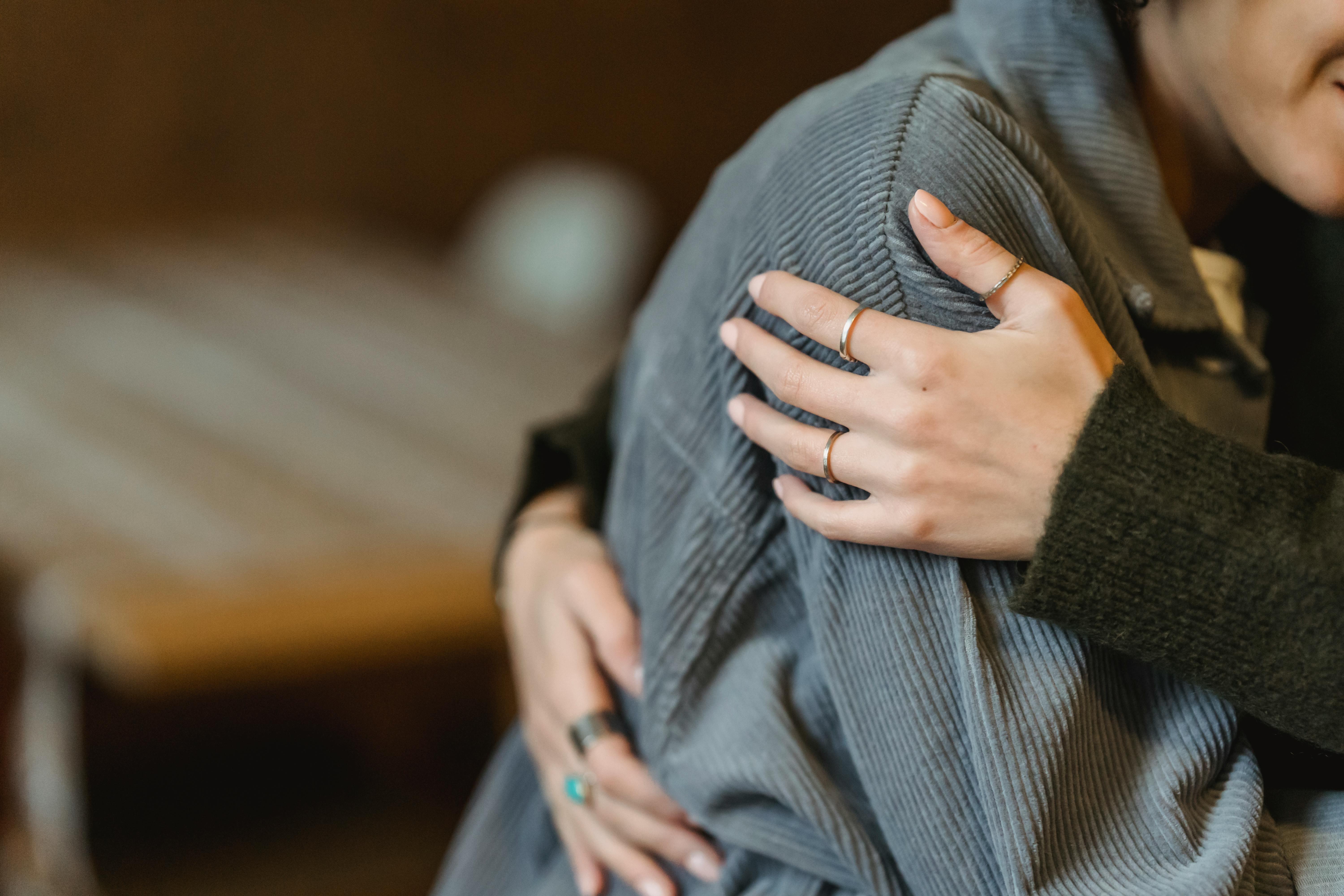 Two people hugging | Source: Pexels