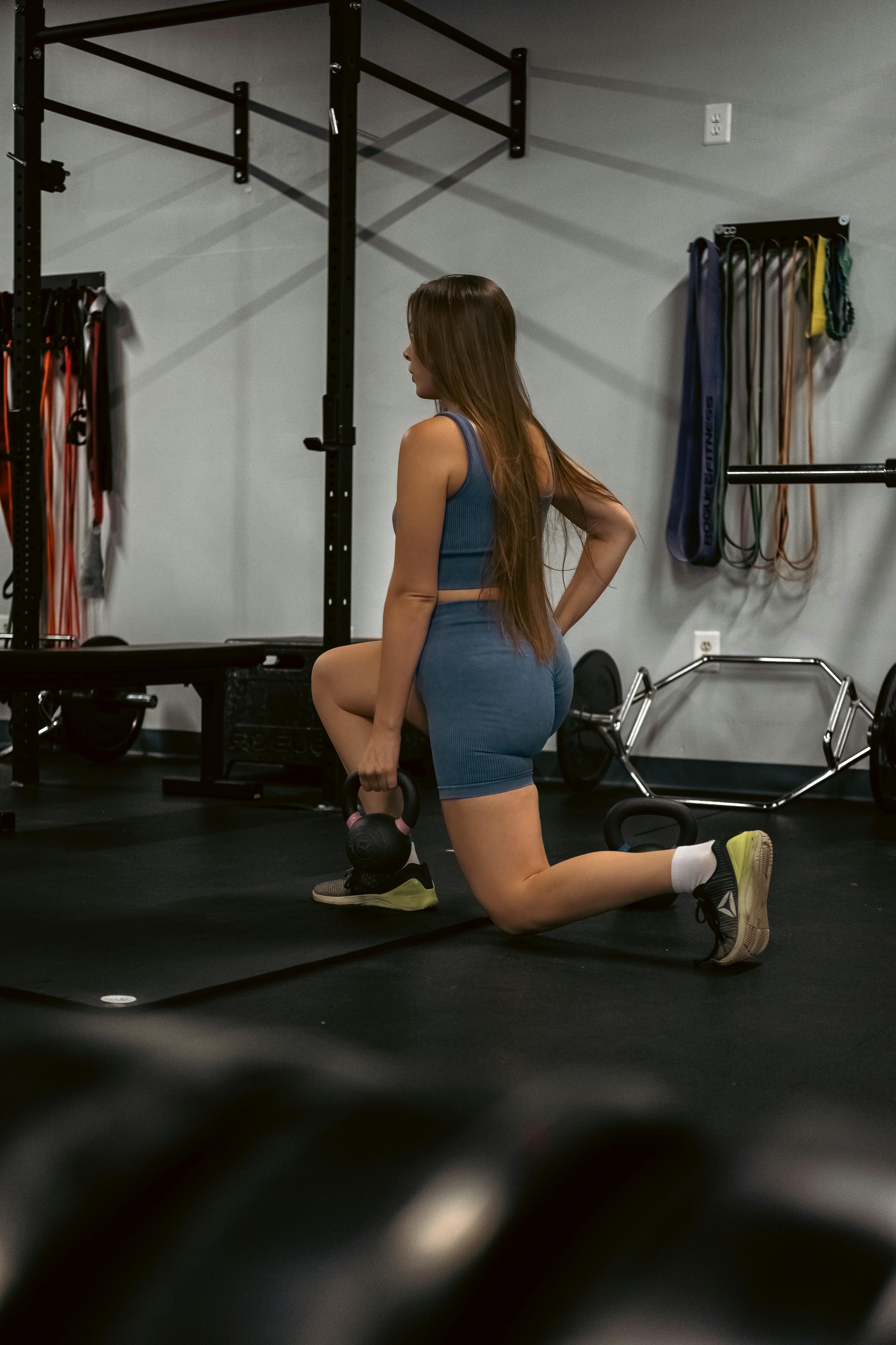 Woman working out at the gym | Source: Pexels