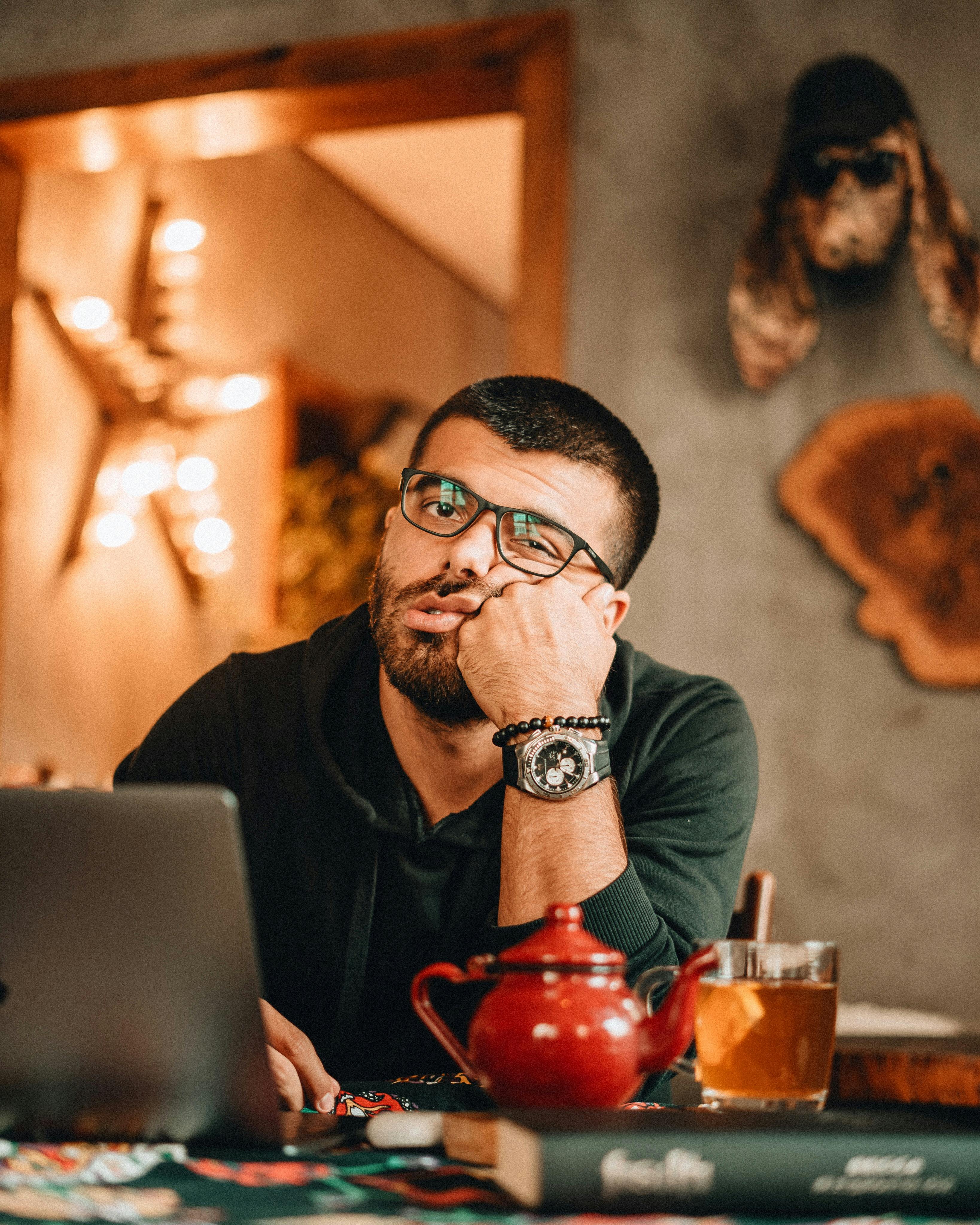 A bored man with his hand on his face | Source: Pexels