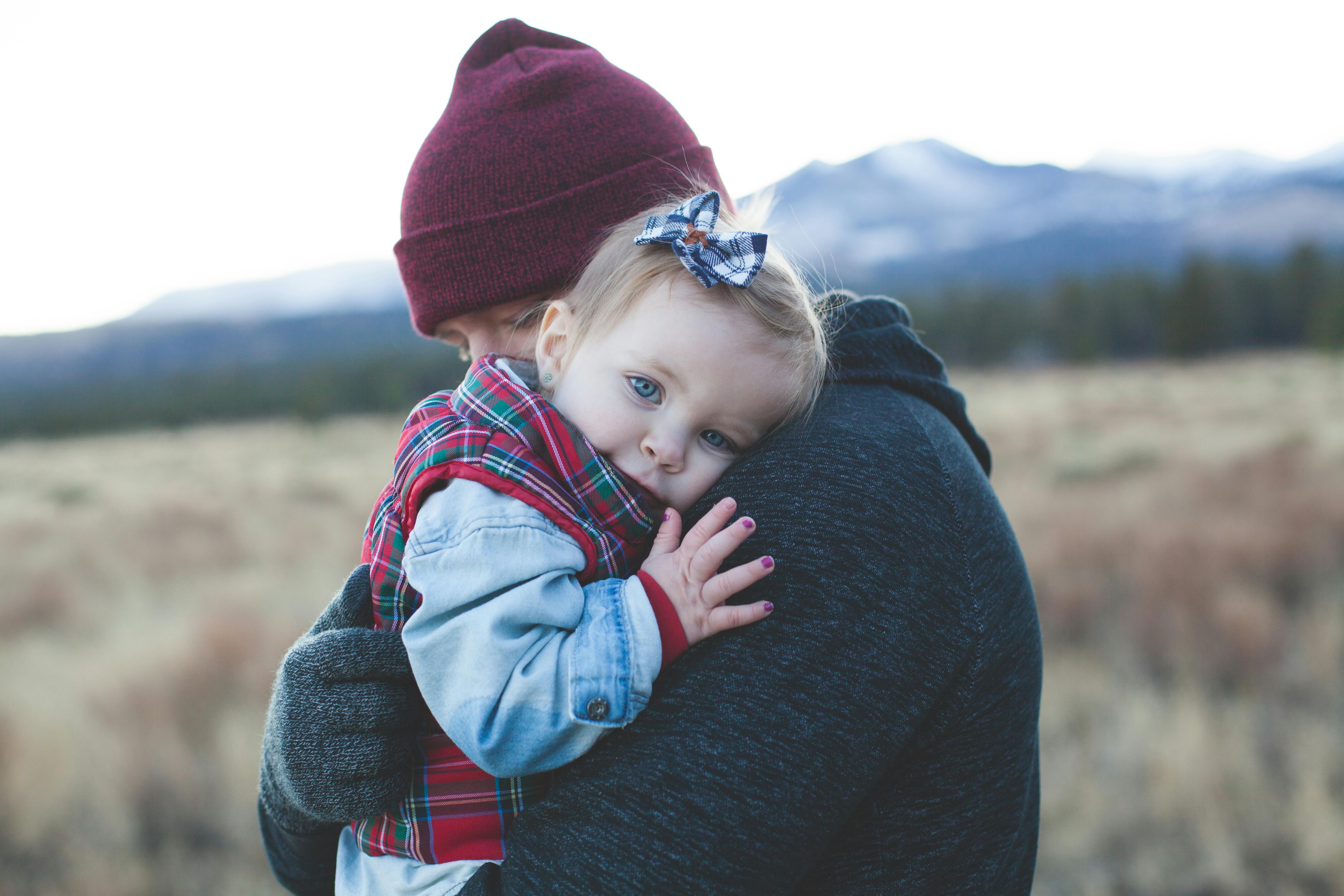 Dad holding his baby daughter | Source: Pexels