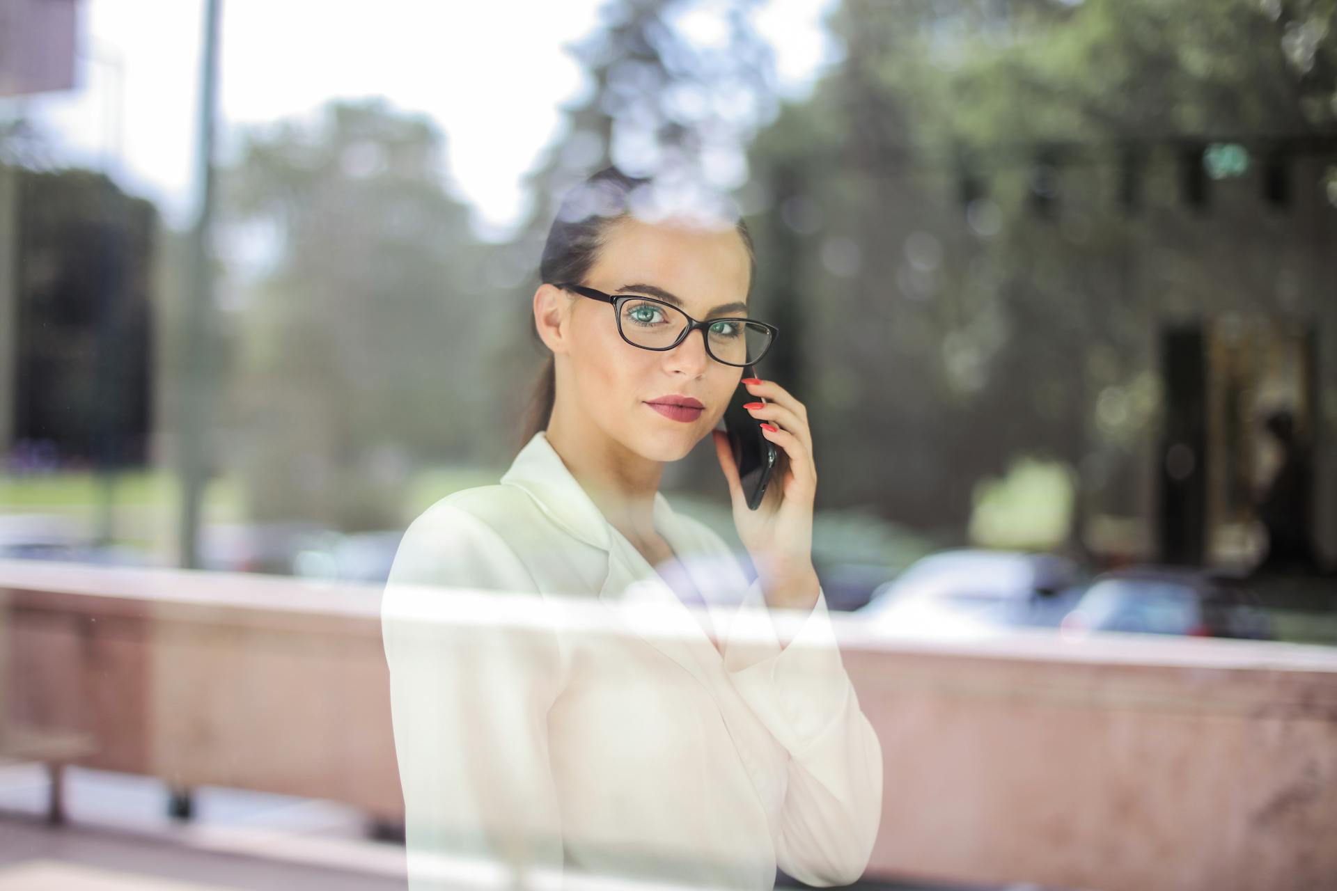 A woman talking on the phone | Source: Pexels