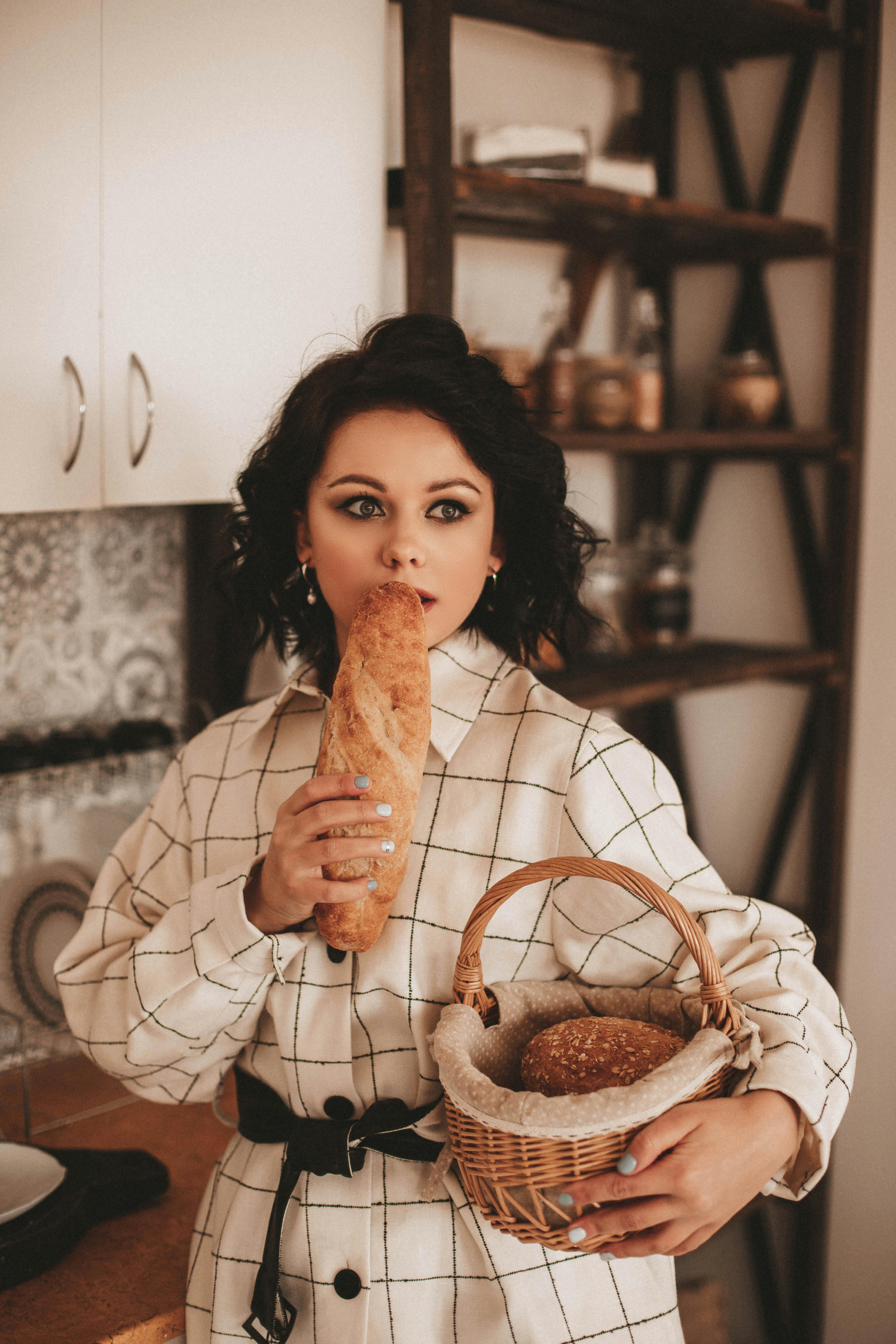 A shocked woman in a café | Source: Pexels