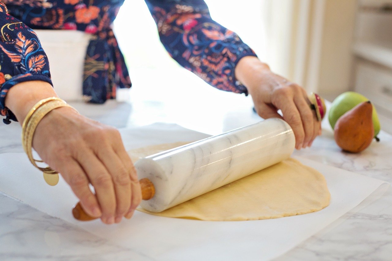 A woman's hands baking | Source: Pixabay