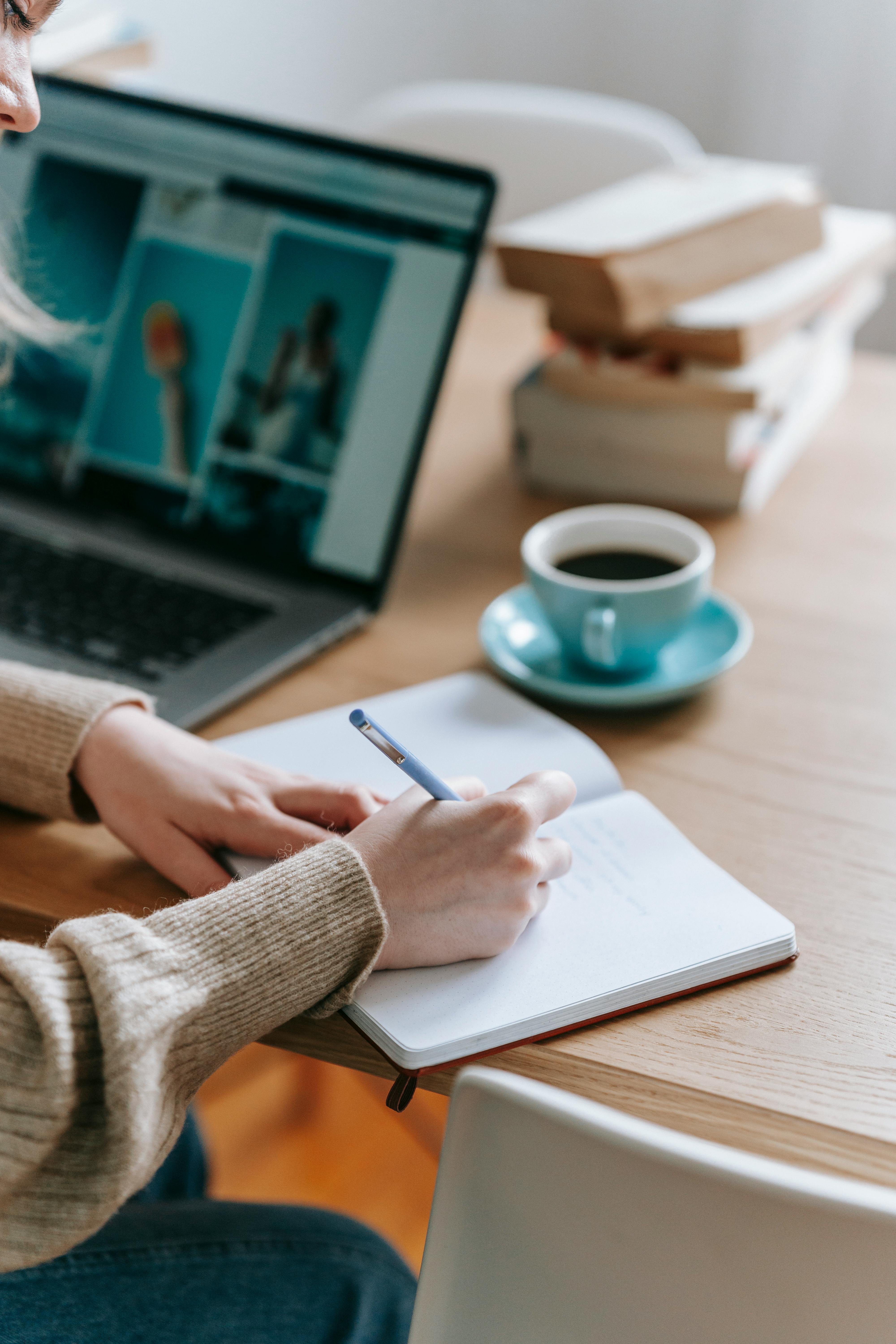 A woman taking notes | Source: Pexels