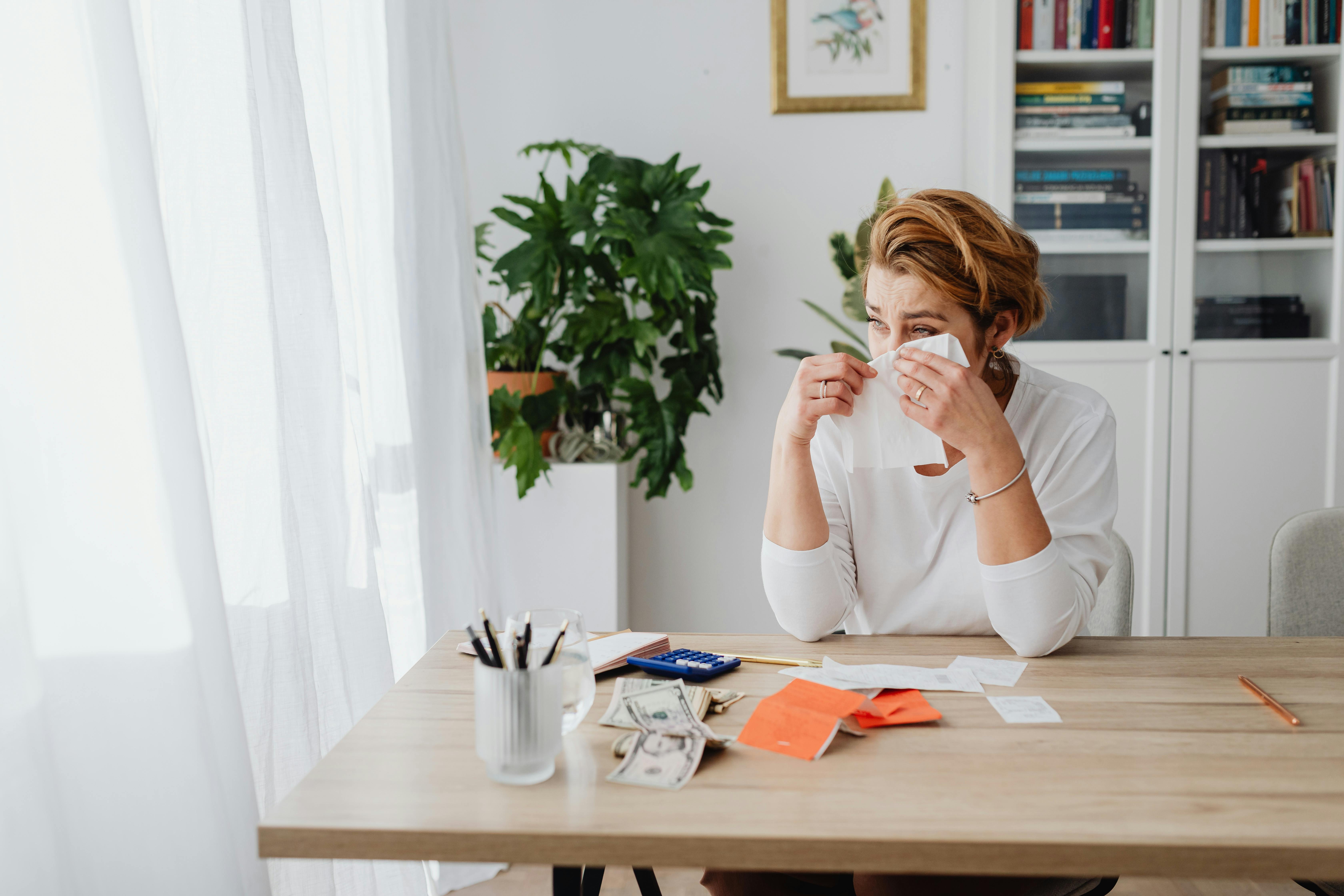 Woman cries in her office | Source: Pexels