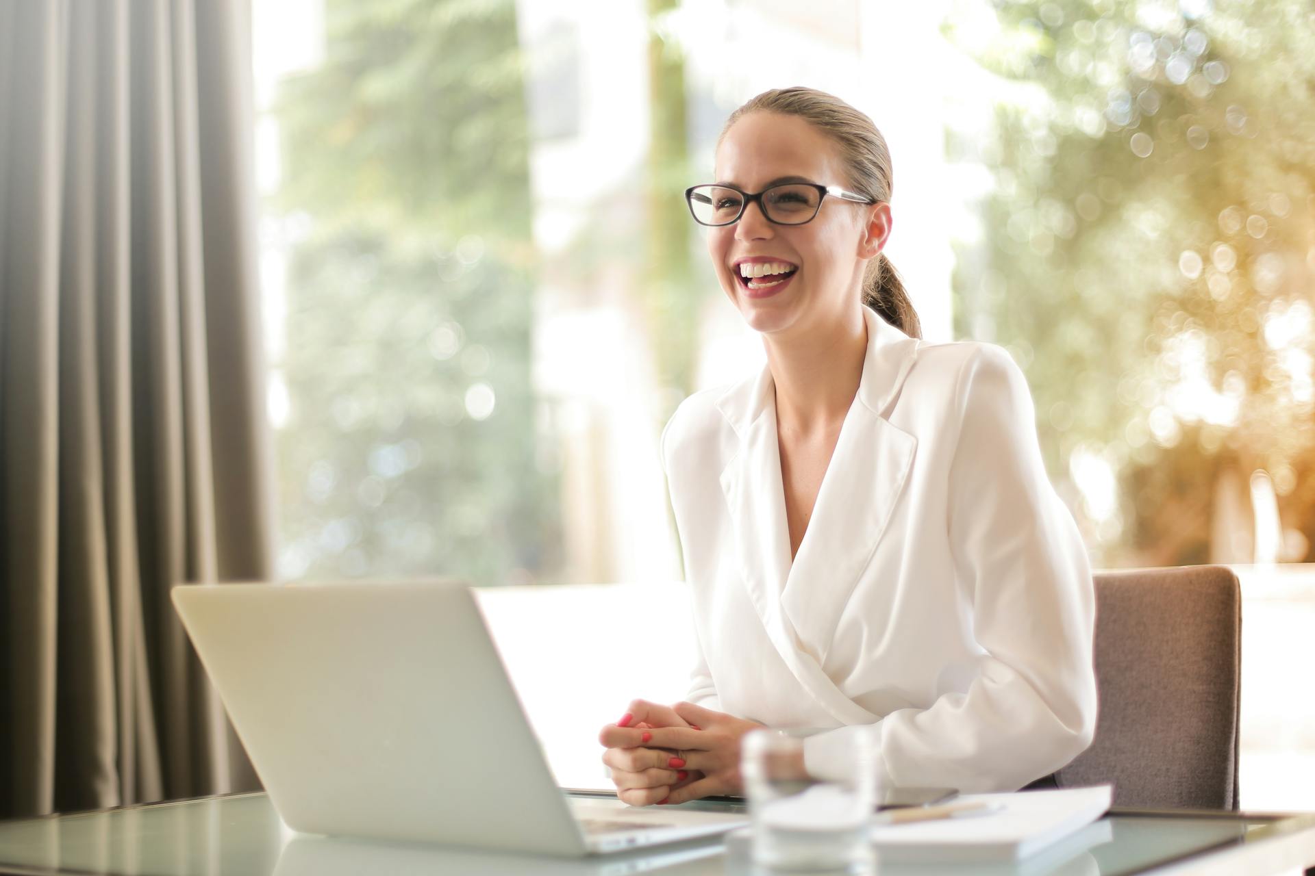 A woman in an office | Source: Pexels