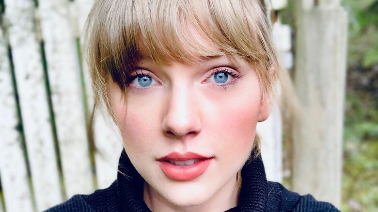 Taylor Swift selfie no makeup