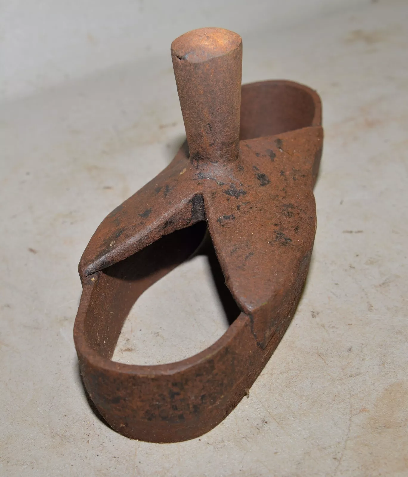Antiques will never fade, and this piece has long aided workers. Antiques will never fade, and this piece has long aided workers.