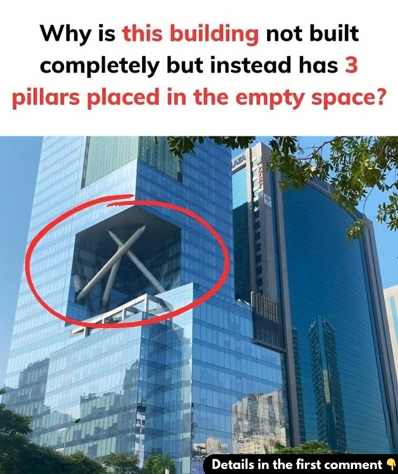 This building not builtcompletely but instead has 3 pillars placed in the empty space – Here’s why? This building not builtcompletely but instead has 3 pillars placed in the empty space – Here’s why?