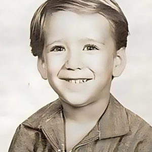 This childhood photo belongs to a Hollywood icon known for his intense roles and unforgettable performances