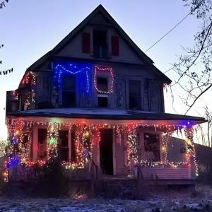 On Christmas Eve, I Visited My Missing Parents’ Abandoned House and Found It Beautifully Decorated