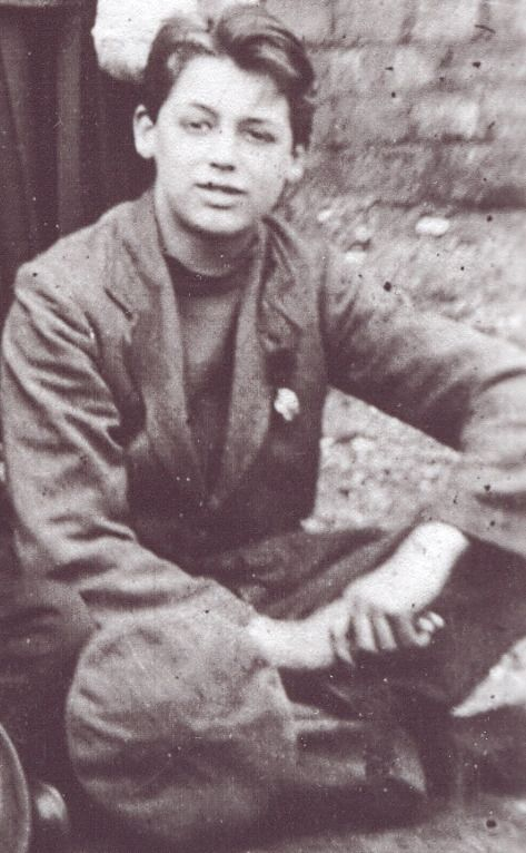 Can you guess who he is? 😍😲 This rare childhood photo belongs to one of the most dashing and iconic Hollywood legends of all time!