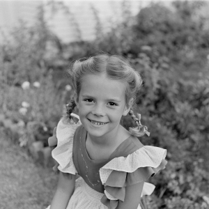Can you guess who this girl is? Can you believe that this innocent little girl grew up to become a leading beauty icon of the Golden Age of Hollywood, But…