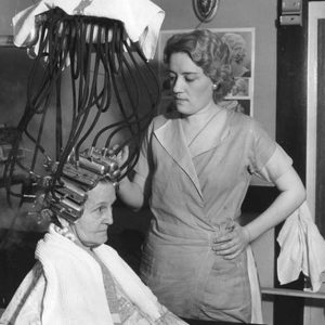 What Really Happened Inside These 1950s & 1960s Hair Salons? A place of mystery, transformation, and secrets whispered between styling chairs… Hair salons in the ’50s and ’60s were nothing like today! What happened behind those doors was more than just haircuts
