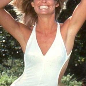 A Rare Collection of Iconic Photos of Suzanne Somers: From Glamorous Red Carpets to Behind-the-Scenes Moments