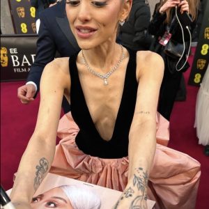 Ariana Grande signing fans pictures at her latest public appearance and everyone is noticing the same, sad thing