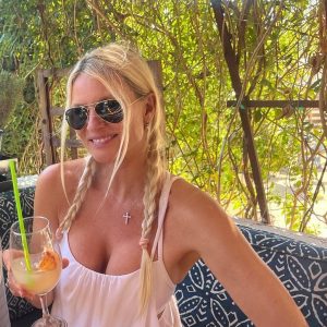 Glowing at 62! She Still Captivates with Timeless Grace and Unshakable Charm