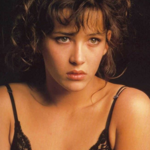 Absolutely stunning at 58! ✨ Natural beauty never fades—it only blossoms. Do you recognize this cinematic icon?