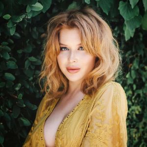 The Perfect Blend of Vintage Glamour and Modern Allure: She’s Irresistible Charm