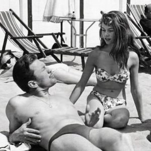 Rare Beach Photo of Two Hollywood Legends!: Can You Guess Who They Are?