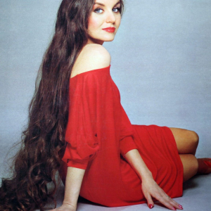 The Timeless Beauty and Iconic Voice: A Country Legend Who Transcended Genres The Timeless Beauty and Iconic Voice: A Country Legend Who Transcended Genres