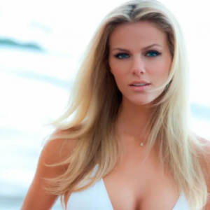 Nearing 40, and Still Turning Heads — She’s Irresistible Glow Never Fades